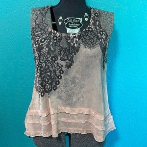 {Fang} 💕 Blush pink and black lace pattern blouse